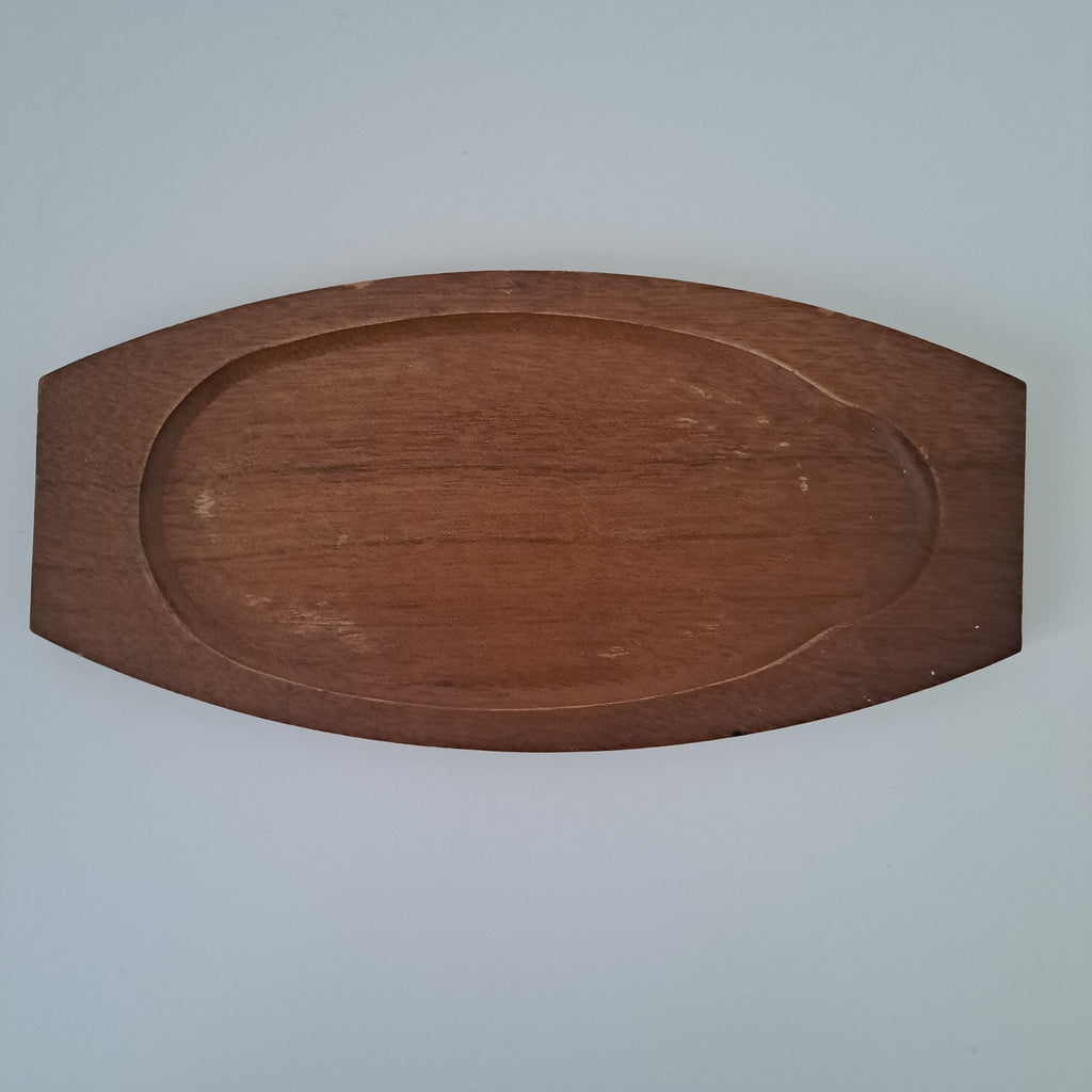 Valurautapannu teak-tarjottimella