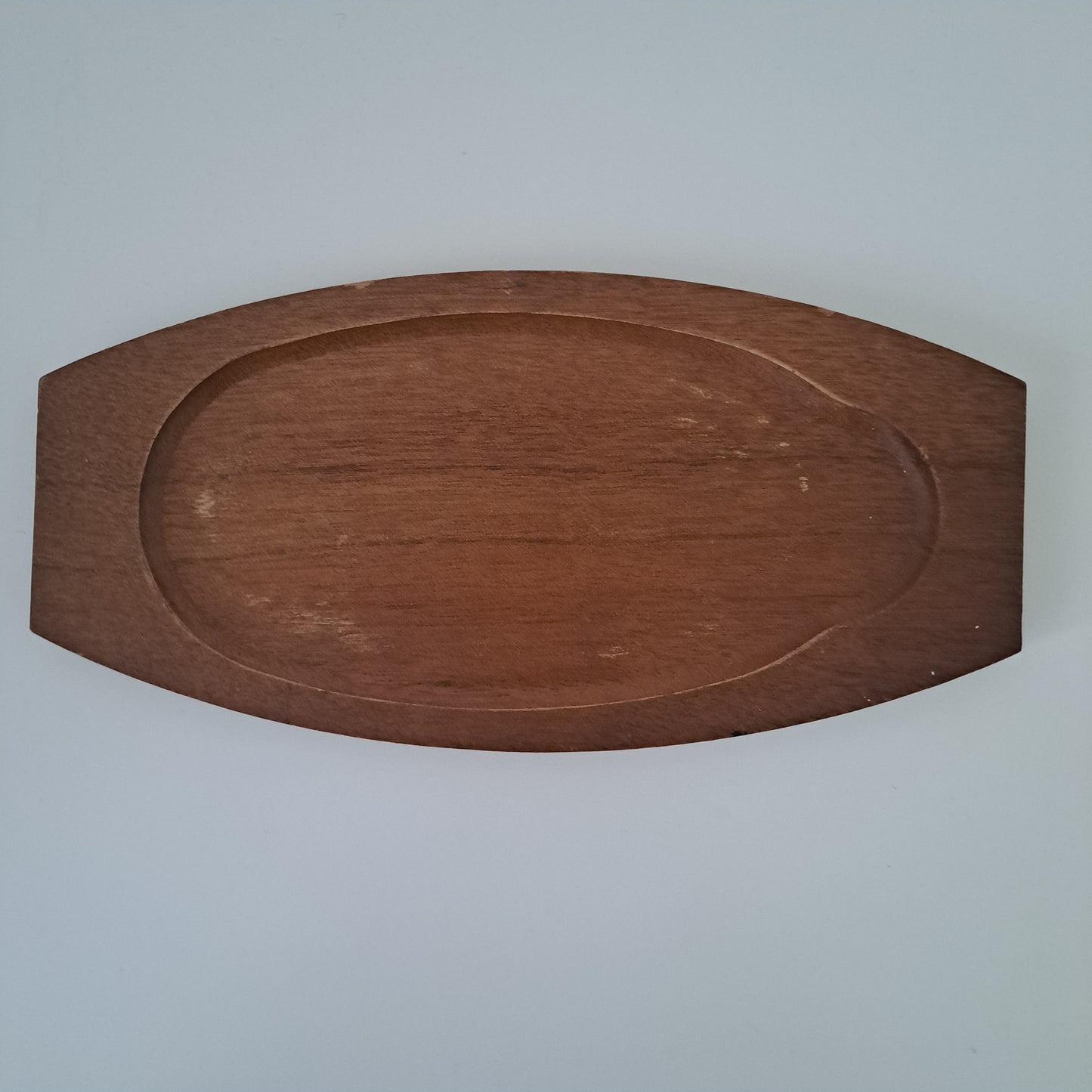 Valurautapannu teak-tarjottimella
