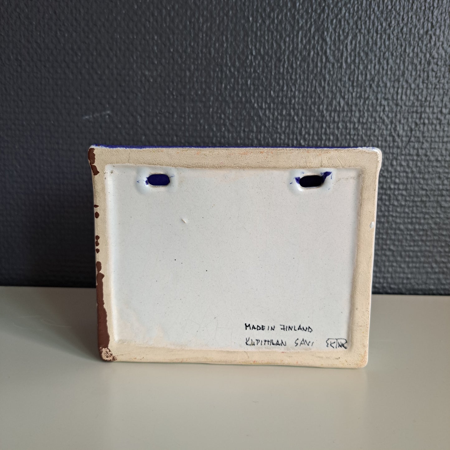 Kupittaan savi, seinämaljakko, kukkakuvio