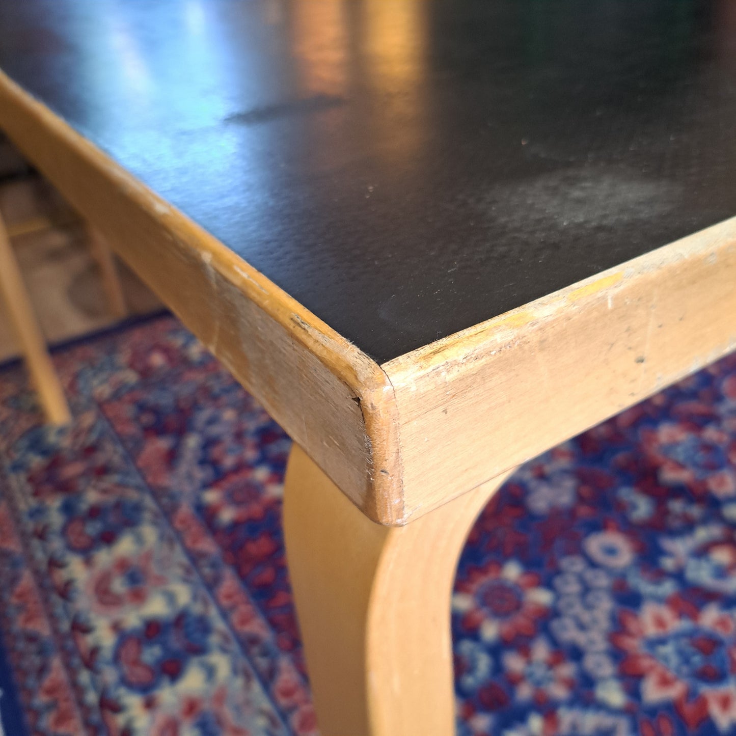 Artek, Aalto pöytä 81B, musta linoleum