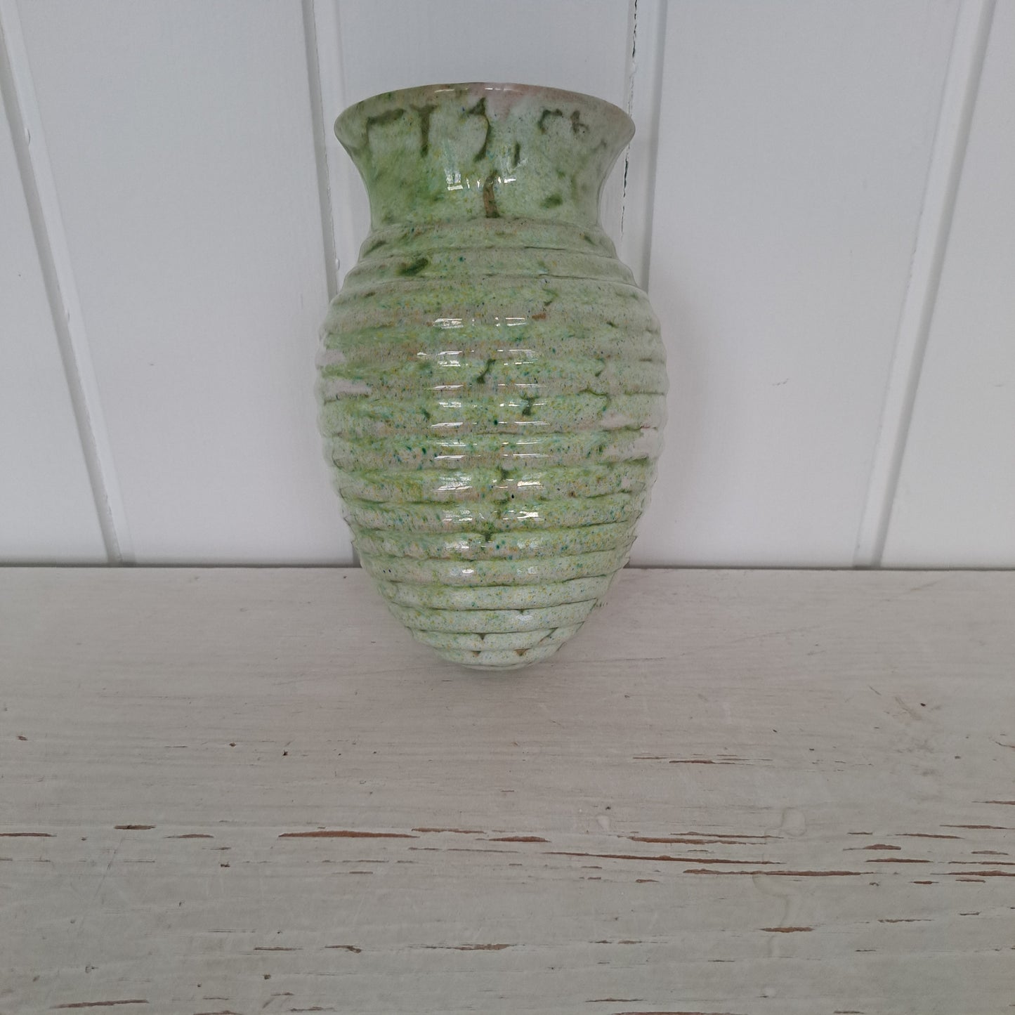 Kupittaan savi, seinämaljakko, vihreä