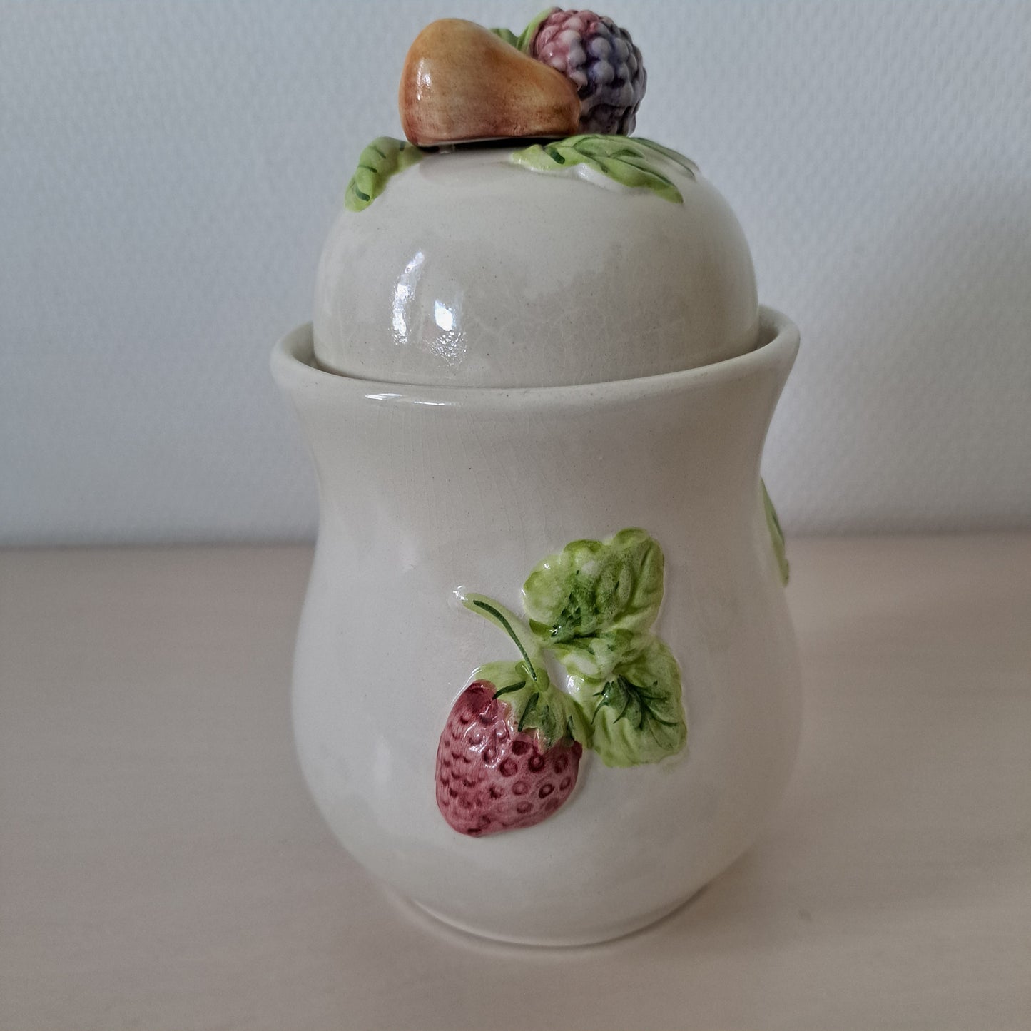 Kannellinen purnukka marjakoristein