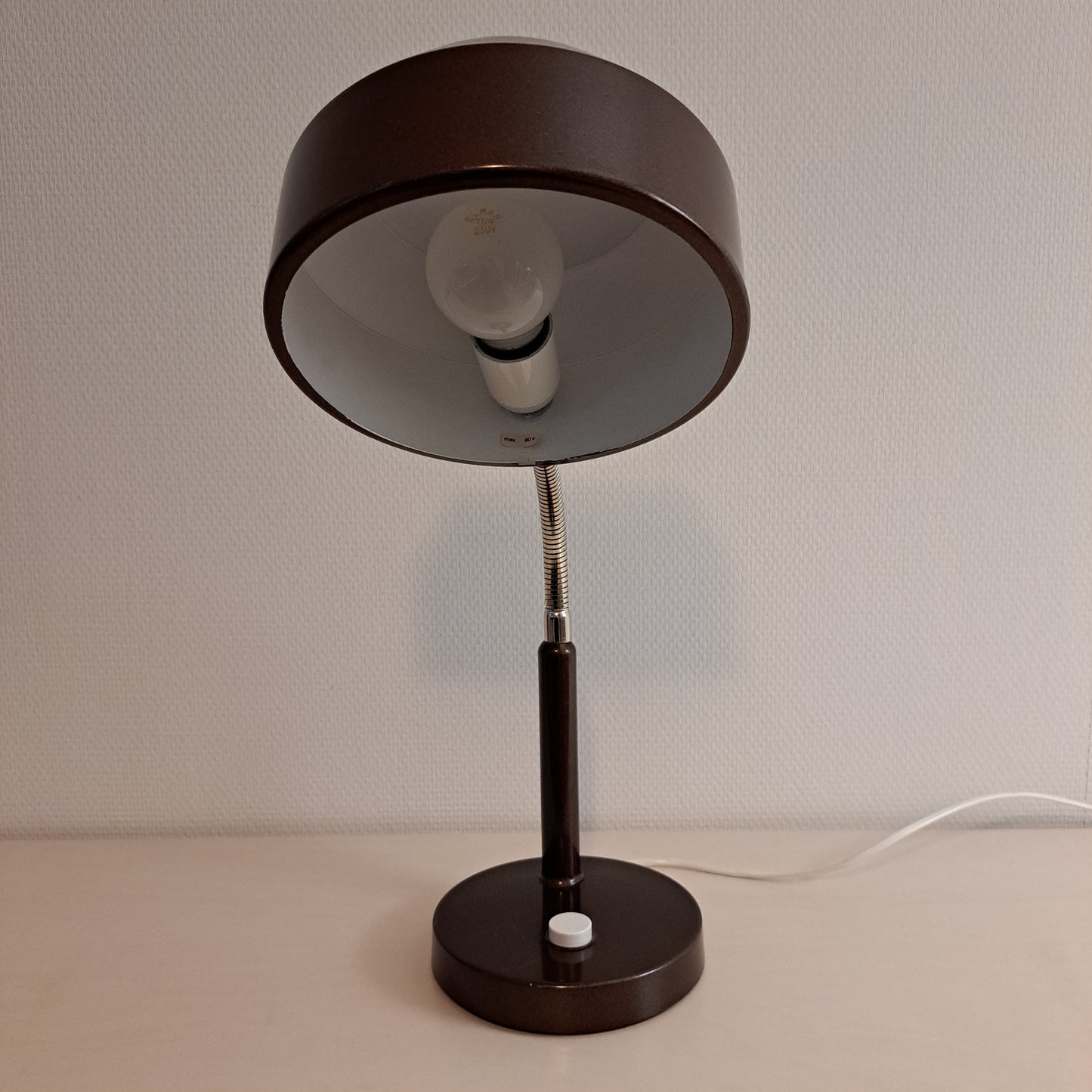 Valinte, ruskea pöytävalaisin