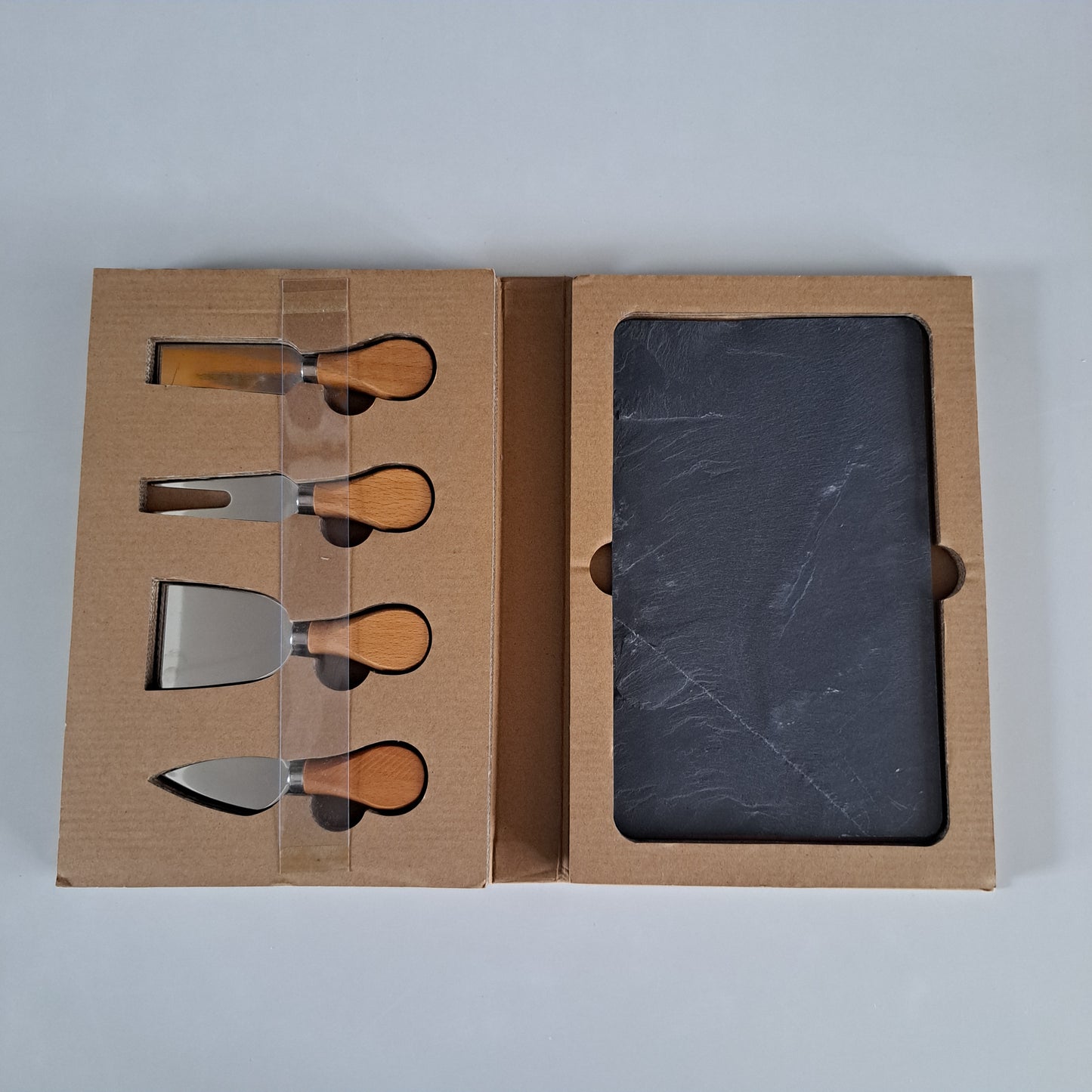 Liuskekivialusta ja juustoveitset