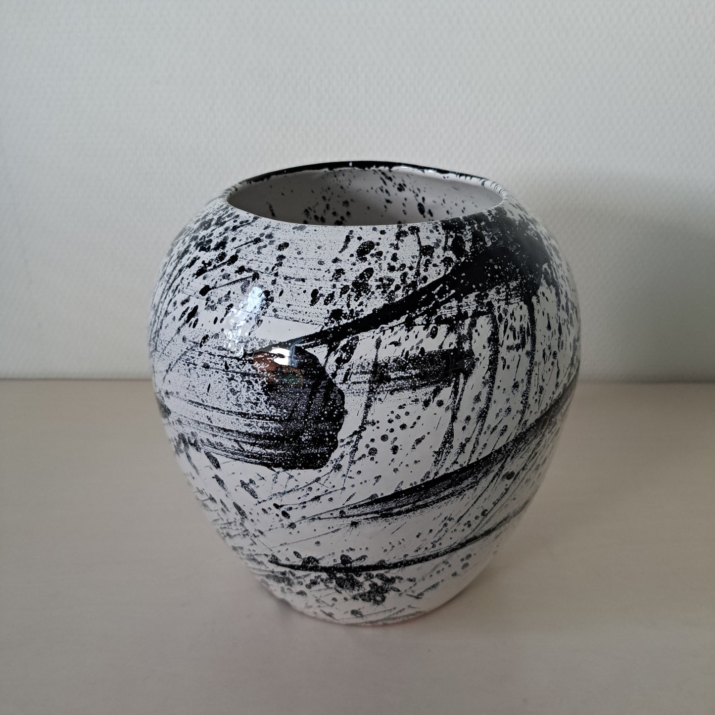 Musta-valkoinen maljakko