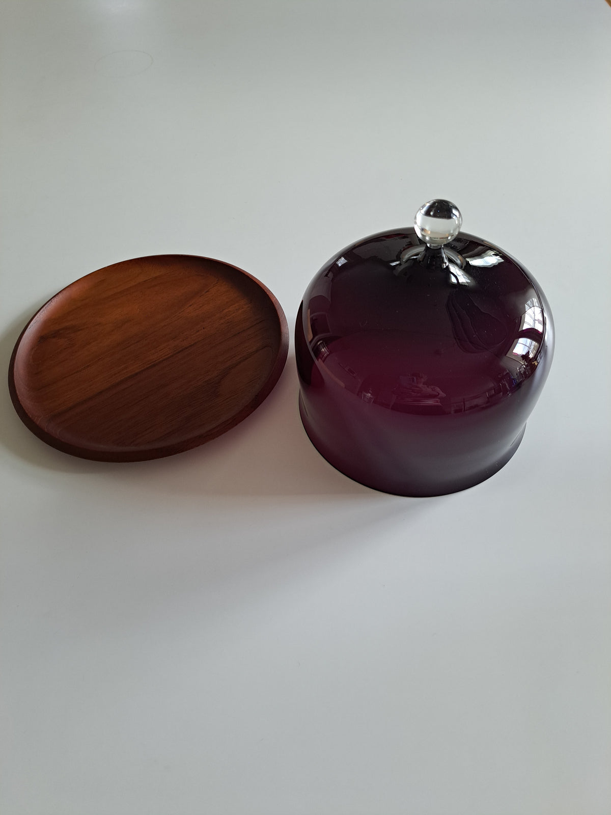 Kumela-juustokupu Backmanin teak-alustalla