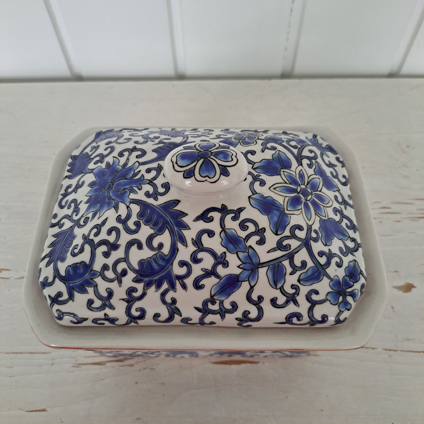 Sinisävyinen, kannellinen säilytyspurkki