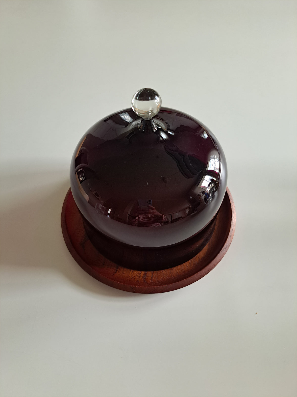 Kumela-juustokupu Backmanin teak-alustalla