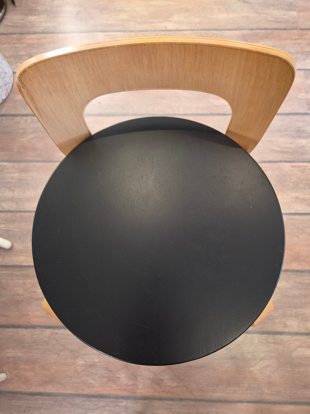 Artek K65 -työtuoli ja baarijakkara, koivu ja musta linoleumi