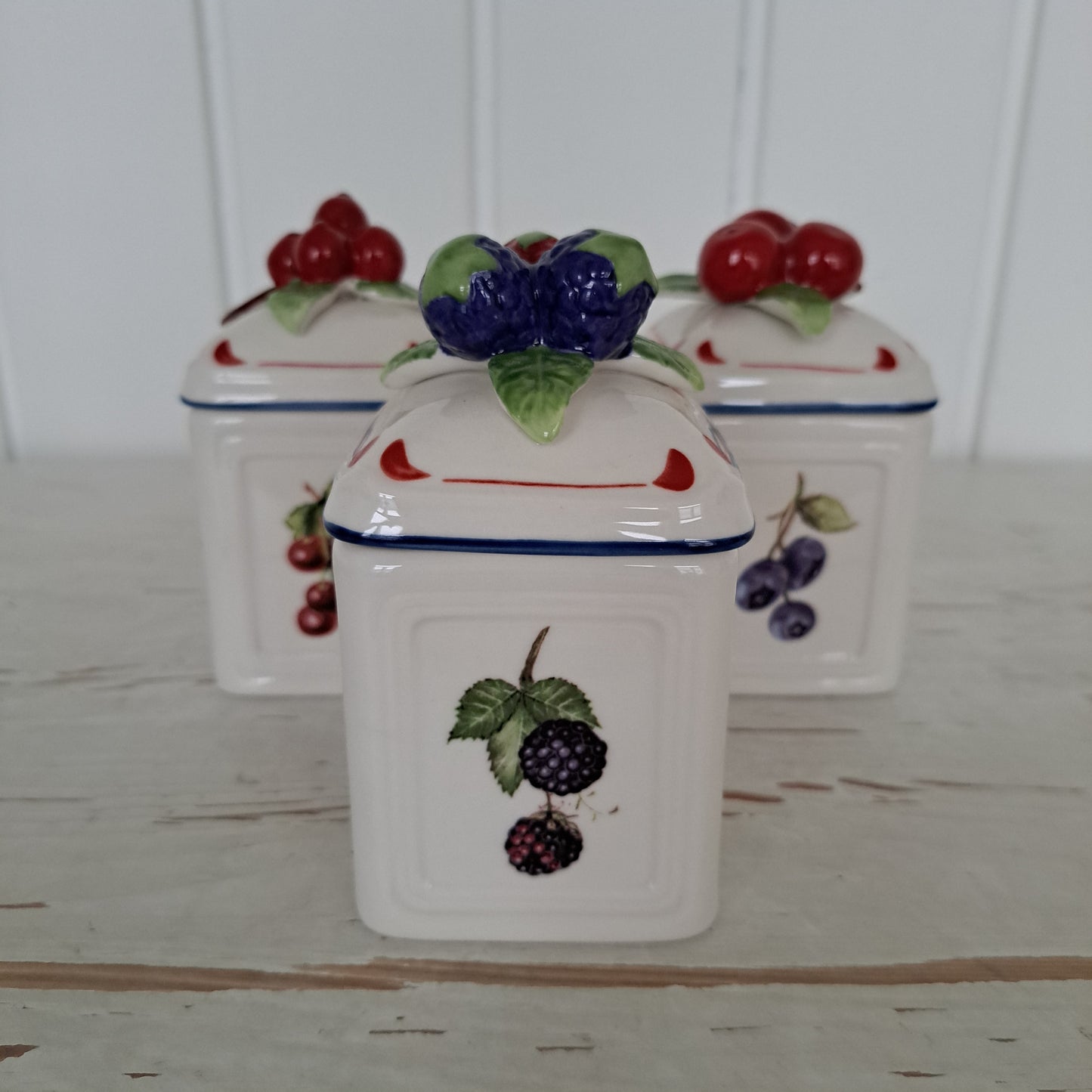 Villeroy & Boch, hillopurkit tarjottimella