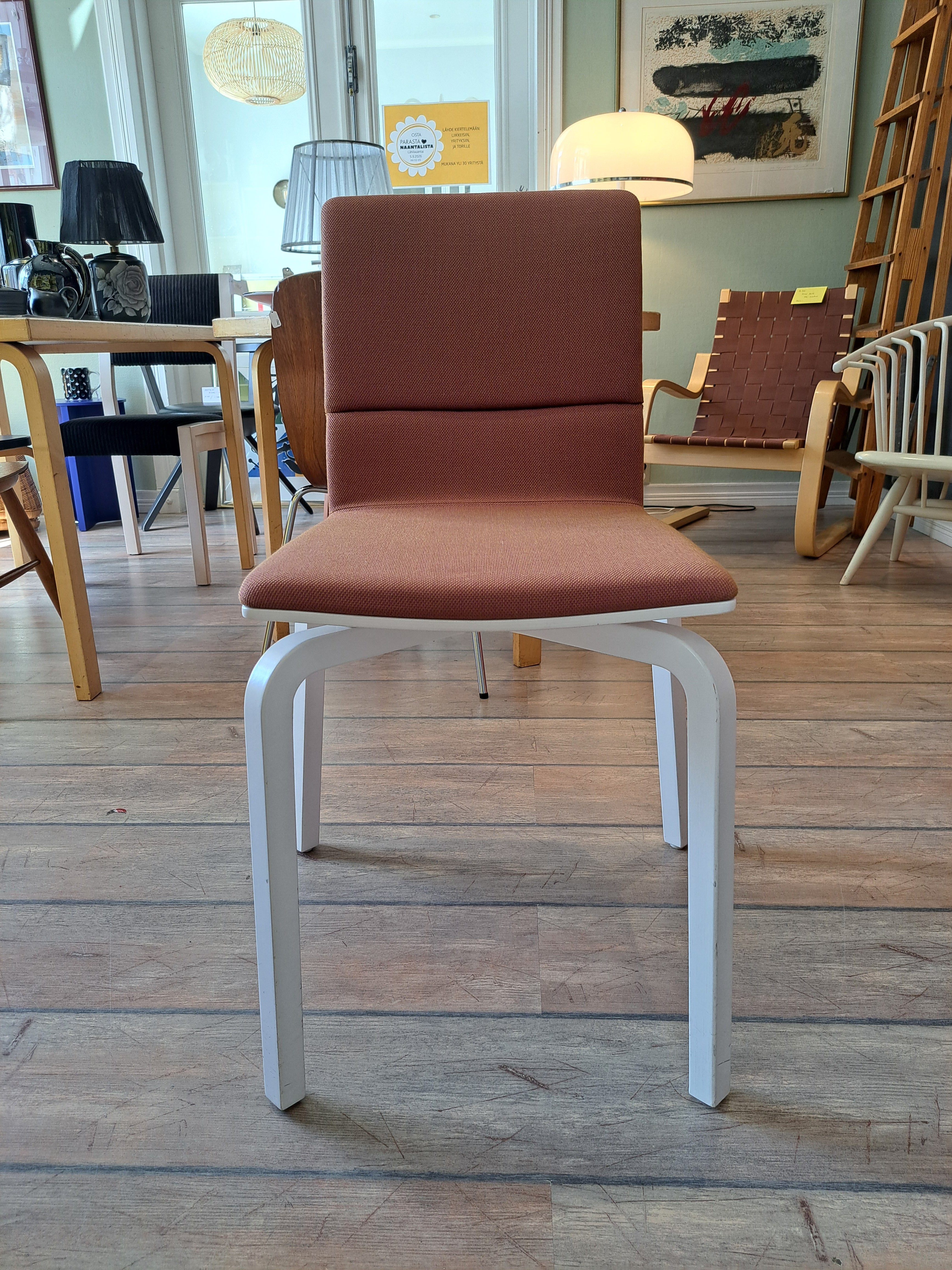 Artek Lento-tuoli, viininpunainen tekstiiliverhoilu, Harri Koskinen, 2012
