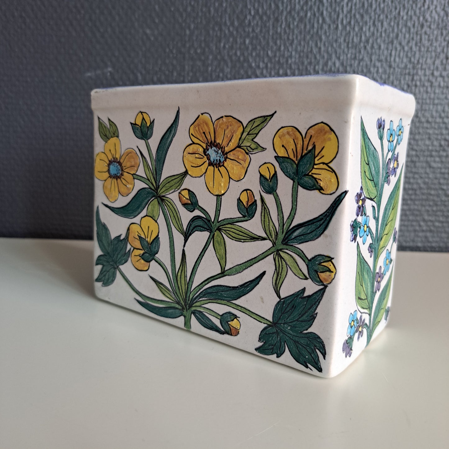 Kupittaan savi, seinämaljakko, kukkakuvio