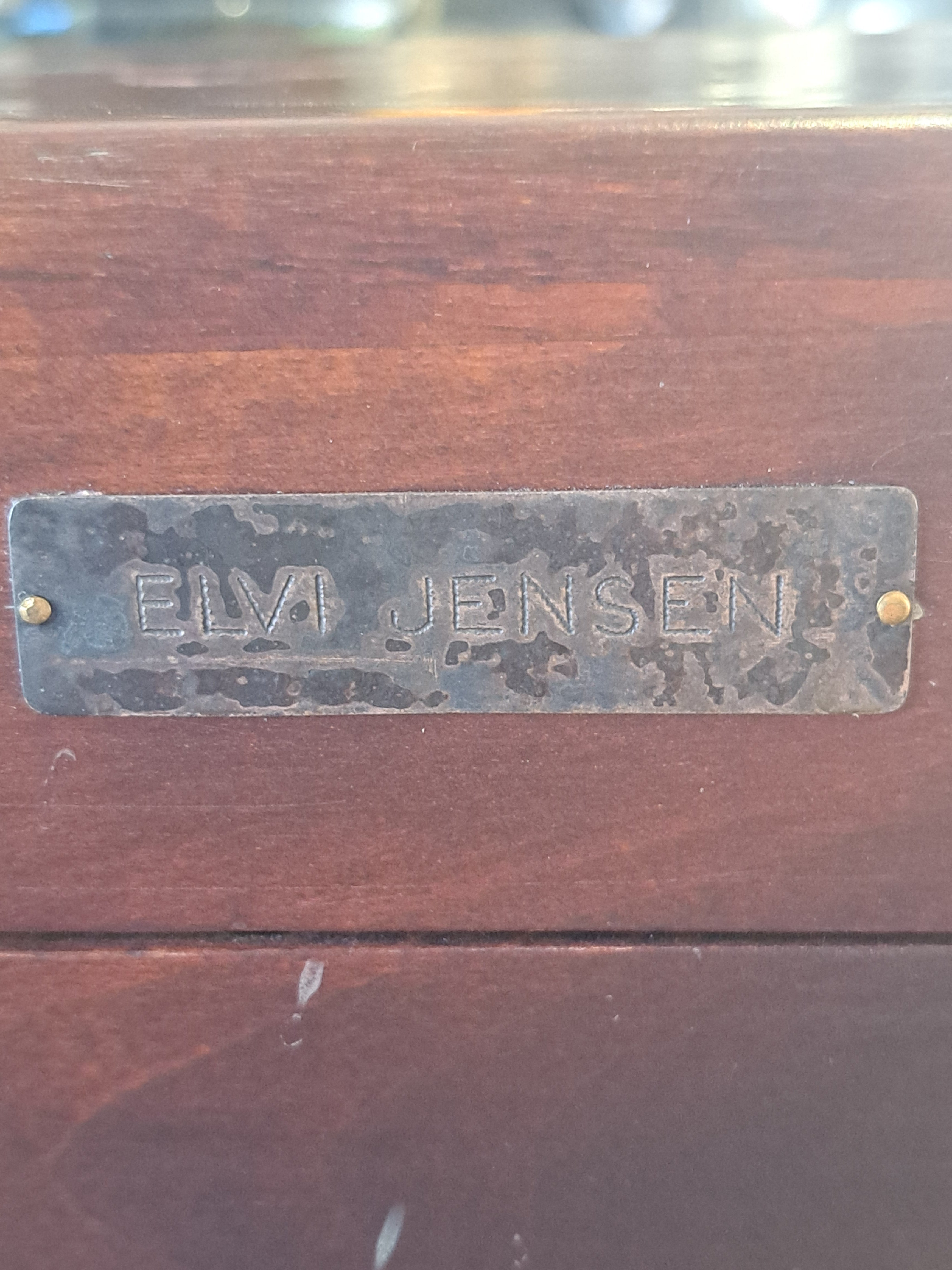 Elvi Jensen puinen korurasia