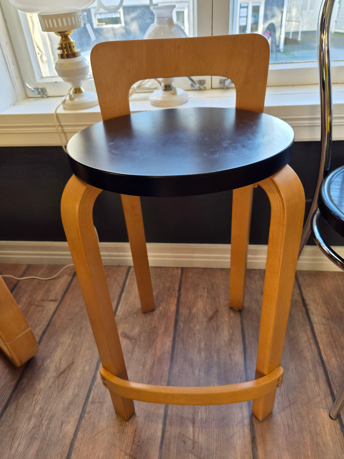 Artek K65 -työtuoli ja baarijakkara, koivu ja musta linoleumi