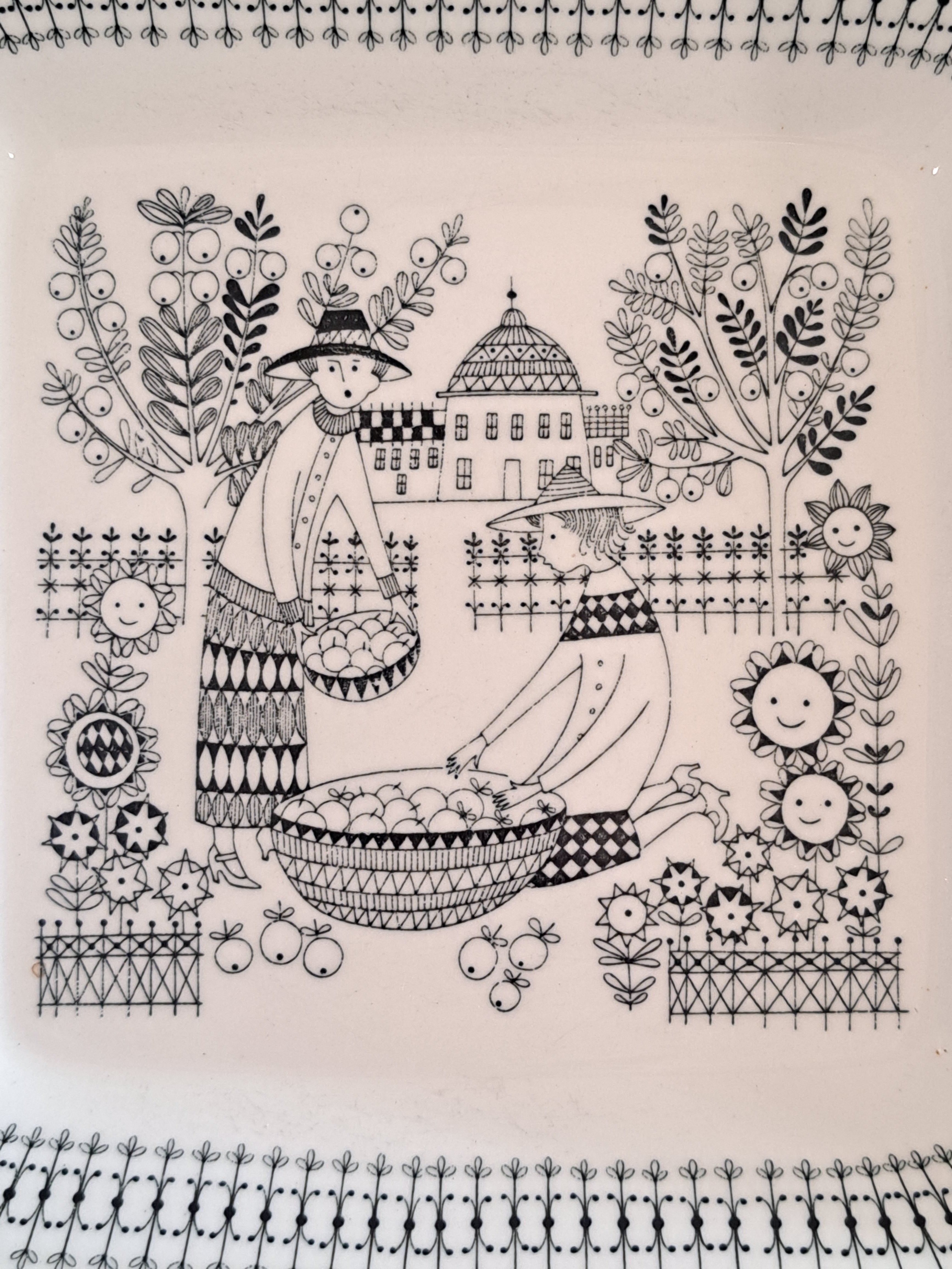 Arabia,Emilia, Sadonkorjuu tarjoiluastia