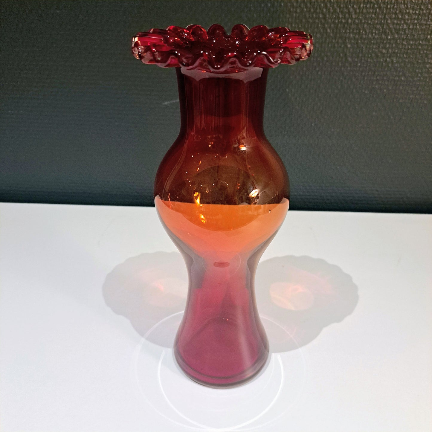 Punainen maljakko, vintage