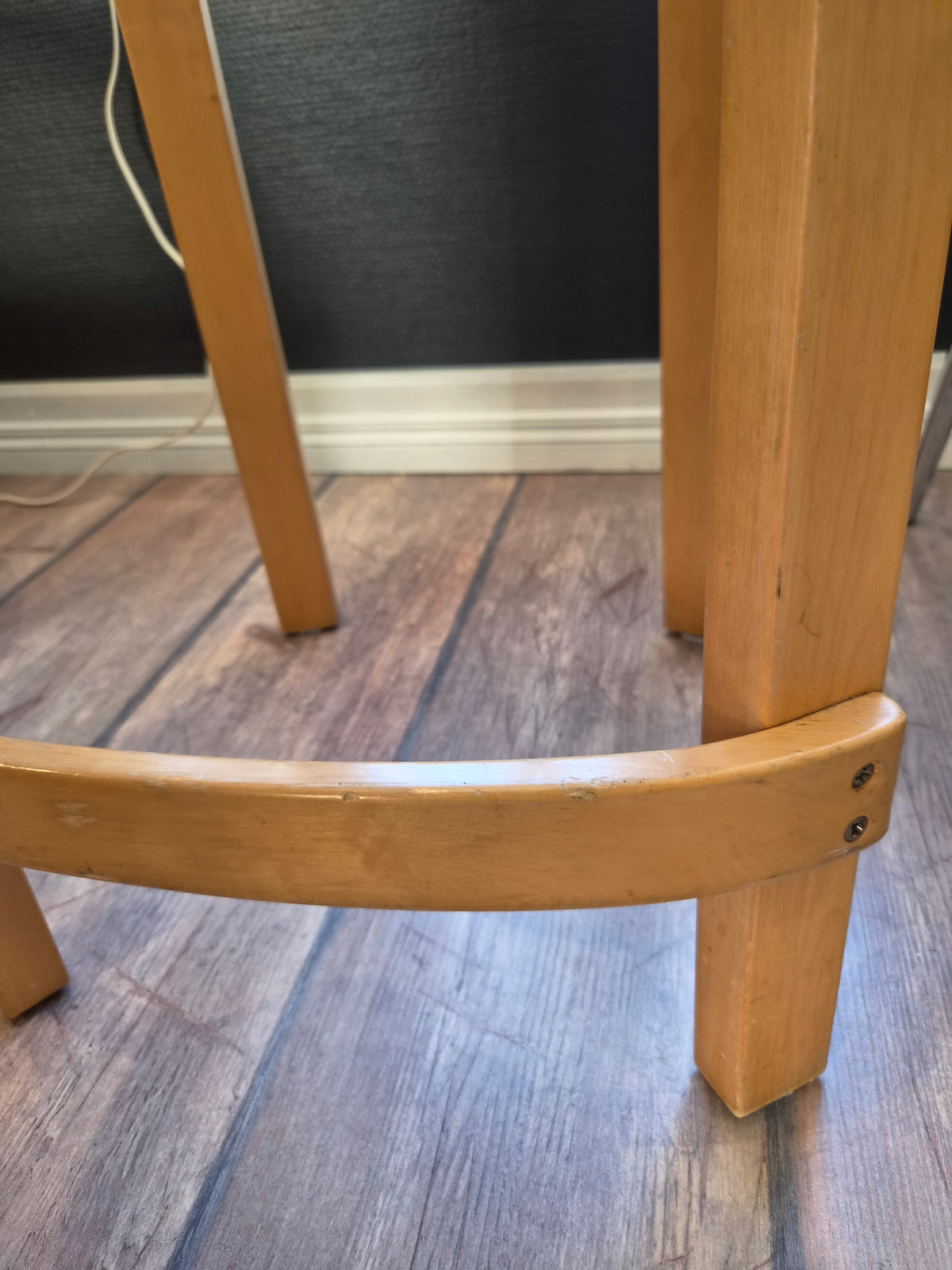 Artek K65 -työtuoli ja baarijakkara, koivu ja musta linoleumi