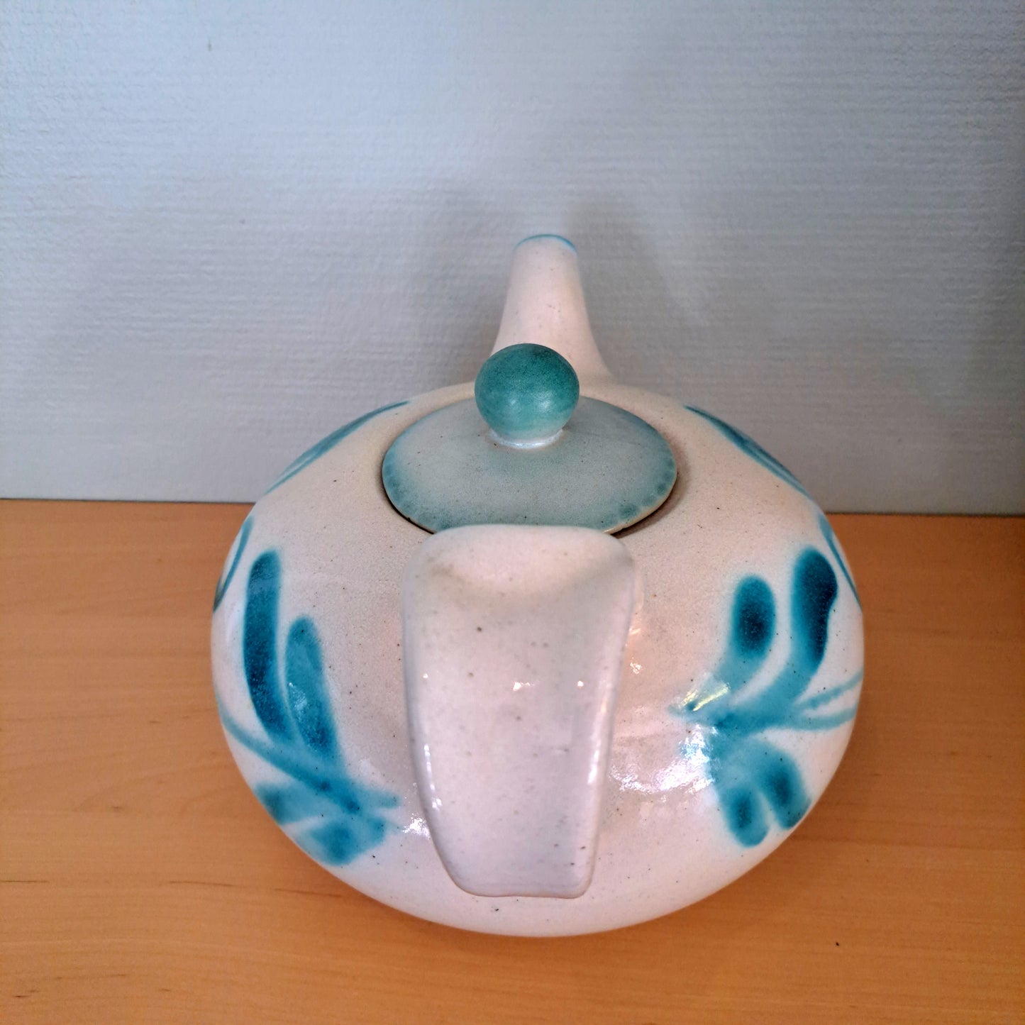 Kupittaan savi, teekannu, vihreä kuvio