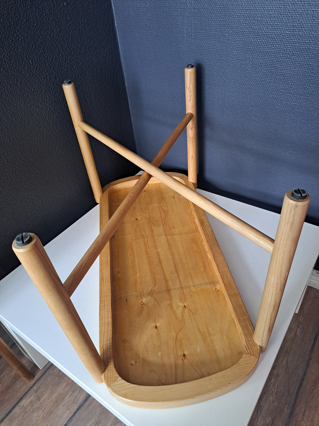 Rottinkipintainen sivupöytä